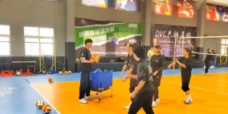 排球鞭打动作的要领（掌握技巧，提升打击力量和精准度）