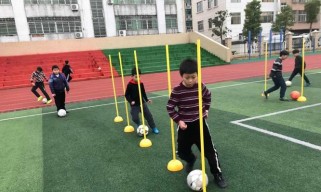 福建足球绕杆技巧教学——提高足球技术的有效方法（掌握福建足球绕杆技巧，成为足球高手）