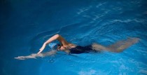 自学游泳的必学技巧（掌握正确的姿势和呼吸，成为游泳高手）