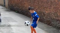 男童足球停球技巧——用脚尖掌握足球（培养足球天赋的关键技巧，提升停球水平）