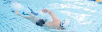 学游泳的快速技巧（掌握游泳技巧的关键是坚持不懈）