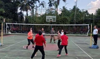 掌握排球准备姿势与移动技术要领，提升比赛表现（以科学的姿势迅速移动，让你在排球赛场上更具竞争力）