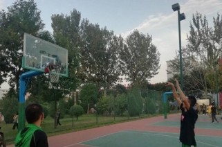 篮球场进攻和防守距离的影响因素（探讨篮球场上进攻和防守距离对比的关键因素及其影响）