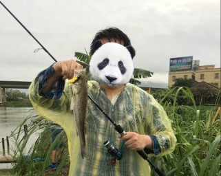 雨天路亚钓鱼饵料的选择与使用技巧（钓鱼爱好者必备知识，让你在雨天钓鱼更加轻松）