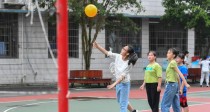 掌握排球侧拉发球的技巧（打造精准稳定的侧拉发球——以排球侧拉发球动作要领为主题）