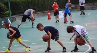 小学生篮球防守滑步教学（打好基础，提升防守技巧，助力篮球进步）