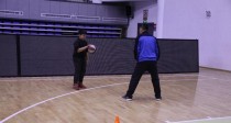 全面提升防守脚步技巧的篮球训练方案（以优化脚步动作为核心，让你成为防守之王）