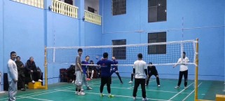 掌握排球飞跃的关键技巧（以排球飞跃动作要领为主题的练习指南）