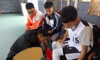 青少年篮球进攻防守战术实用指南（提高篮球技能，打造强大球队）
