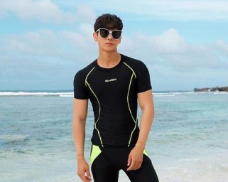 男士游泳衣穿搭技巧——展现自信与时尚（游离于海滩的潮流美学）