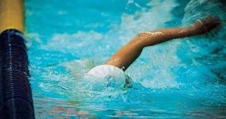 小孩游泳初学技巧大全（让孩子快乐学游泳，提升水性能力）