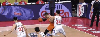 篮球比赛中防守撤凳子算犯规吗？（探讨篮球比赛中防守撤凳子的争议）