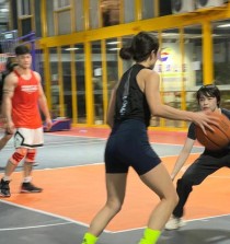 女生如何提高篮球防守能力（打好篮球防守，女生也能行）
