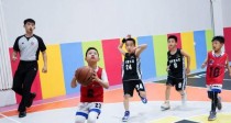 U8小篮球防守与进攻技巧（掌握技巧，成为小篮球守护神）