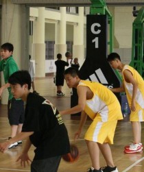 7-9岁篮球防守训练的重要性（培养孩子基本技巧，全面提升篮球水平）