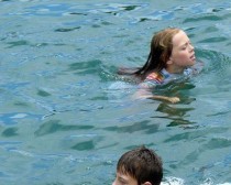 游泳憋气技巧（让你的小女孩在游泳中掌握憋气技巧，拥有游得更远的能力）
