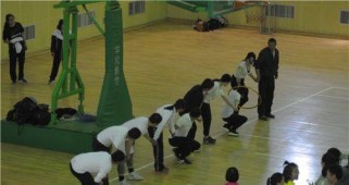 打造完美弧线——排球拐弯技巧大揭秘（掌握关键步骤，让你的弧线球更具威力）