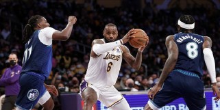 NBA球队内线得分排行榜揭秘（探究内线得分高手，詹姆斯引领球队得分王之争）