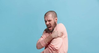 打篮球防守肩膀突然一响很痛，应该如何应对？（肩膀突然一响痛，预防和治疗方法大揭秘！）
