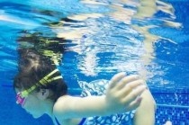 幼儿园游泳憋气技巧（帮助幼儿在水中憋气的有效方法）