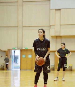 如何有效防守男生的篮球进攻？（女生防守男生篮球进攻的技巧和策略）