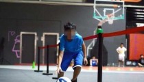 篮球防守技巧之手卡腹部（以手卡腹部防守，提高篮球防守效率）