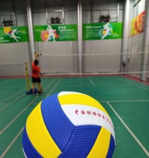 国标排球发球的技巧与要领（掌握国标排球发球，提高比赛竞争力）