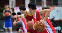 篮球场上的防守技巧（提高防守效率，掌握关键技能）