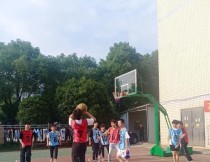 篮球比赛中的滑步防守技巧（掌握滑步防守，提升篮球防守能力）